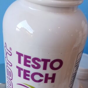 Testo Tech è un integratore alimentare a base di acido D-aspartico, Maca, zinco, magnesio, arginina. GLUTEN FREE Testo Tech è un integratore che ha l’obiettivo di favorire l’incremento della produzione endogena di testosterone. L’attore principale di Testo Tech è l’Acido-D-Aspartico. È un aminoacido endogeno e non essenziale, quindi già prodotto e presente naturalmente nel nostro corpo. Lo troviamo principalmente a livello del sistema nervoso ed endocrino. La scelta di inserirlo in Testo Tech sta nel fatto che questo aminoacido, molto presente nella ghiandola pituitaria e nei testicoli, ha un ruolo fondamentale nella regolazione del rilascio e della sintesi dell’ormone LH (ormone luteinizzante) e del testosterone (Topo et al., Reproductive Biology and Endocrinology, 2009, 7:20). Un altro aminoacido coinvolto nella produzione ormonale è la L-Arginina. Sostiene, infatti, l’azione del GH, stimola il rilascio di insulina ed è fondamentale anche per altre due azioni: la detossificazione dall’amoniaca accumulata nel corpo e la produzione di Ossido Nitrico, un vasodilatatore. A supportare gli aminoacidi presenti in Testo Tech, è stata selezionata la radice di una pianta peruviana: la Maca (Lepidium meyenii Walp), che cresce spontaneamente solo ad altitudini superiori ai 3500 m. In Perù è molto conosciuta per le sue proprietà nutrizionali e per il miglioramento che conferisce alle facoltà mentali e fisiche; alcuni studi mostrano un effetto afrodisiaco. Lo zinco è un elemento in grado di sostenere l’azione del testosterone e dell’insulina (oltre ad avere un’azione antiossidante e di sostegno al sistema immunitario). Alcuni studi hanno messo in evidenza una stretta correlazione tra livelli ematici di zinco e quelli di testosterone. L’azione anabolizzante del testosterone dipenderebbe da una buona disponibilità di zinco e di un altro minerale, il magnesio. Anch’esso, infatti, è un minerale con influenze positive sulla produzione di ormoni anabolici. A supporto di tutti gli elementi, completano l’azione le vitamine B5 e B6.